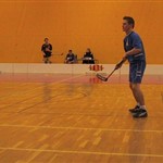 magnus styrer spillet bak.jpg